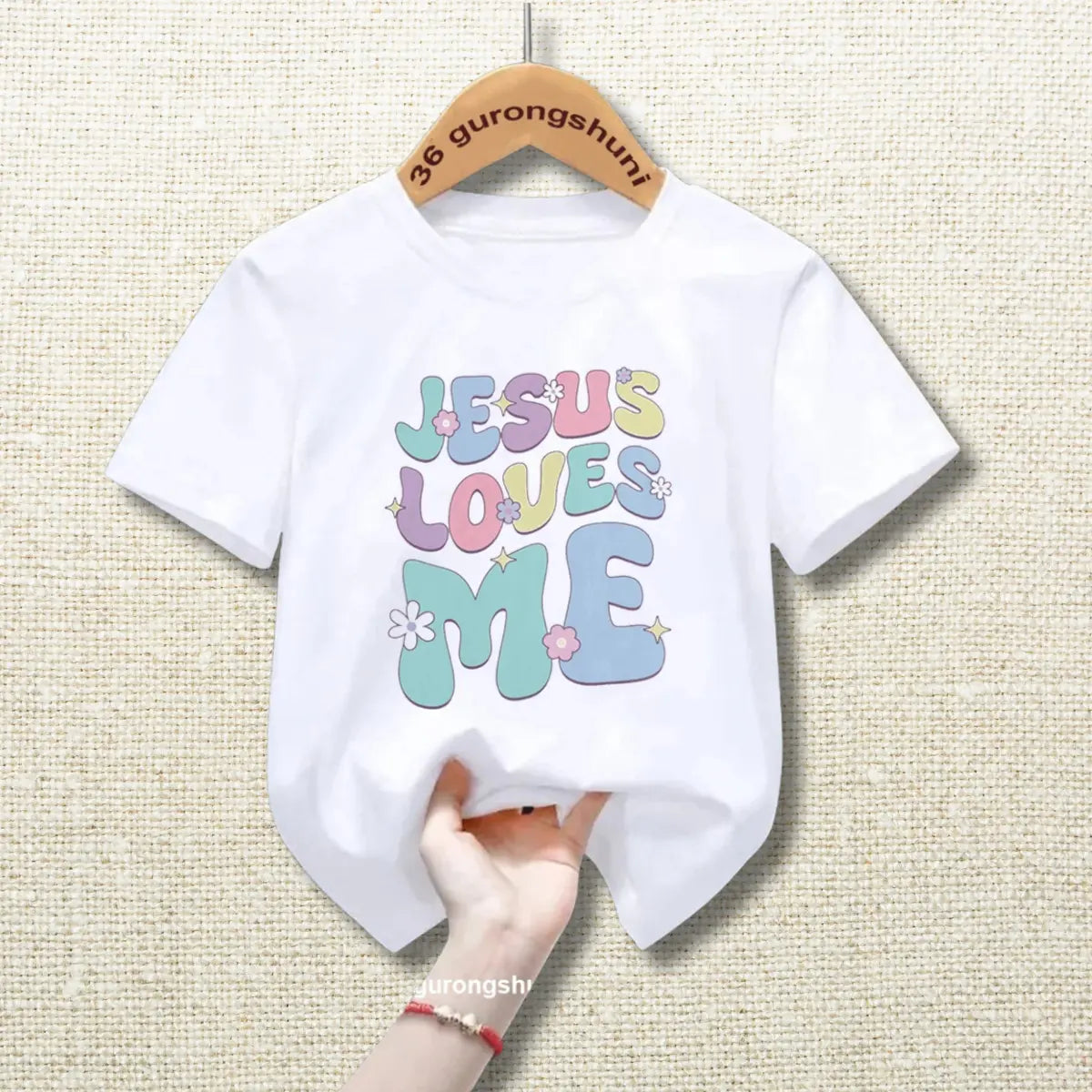 Camiseta Infantil Unissex Jesus Loves Me