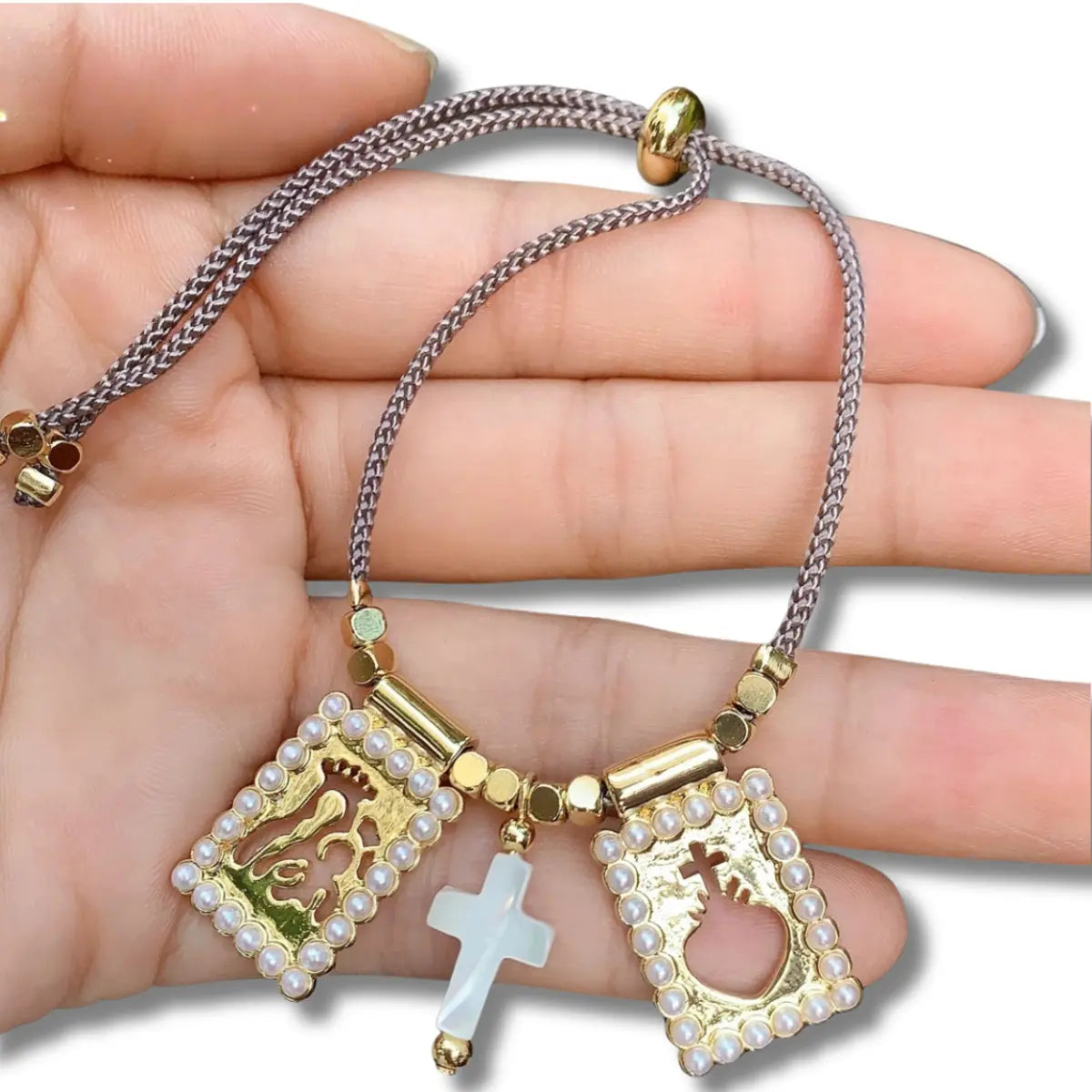 Pulseira Religiosa Ajustável com Pingente Banhado a Ouro