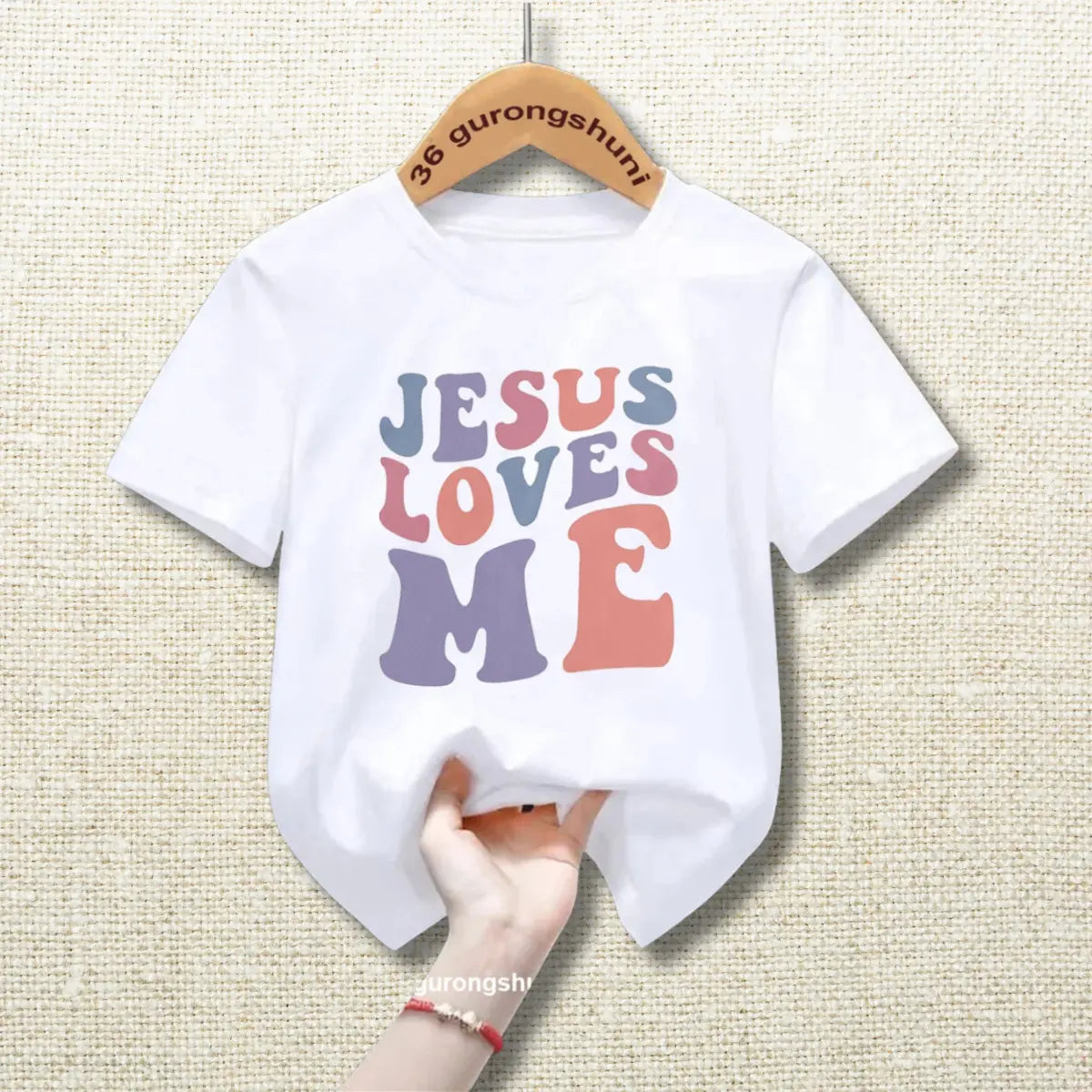 Camiseta Infantil Unissex Jesus Loves Me