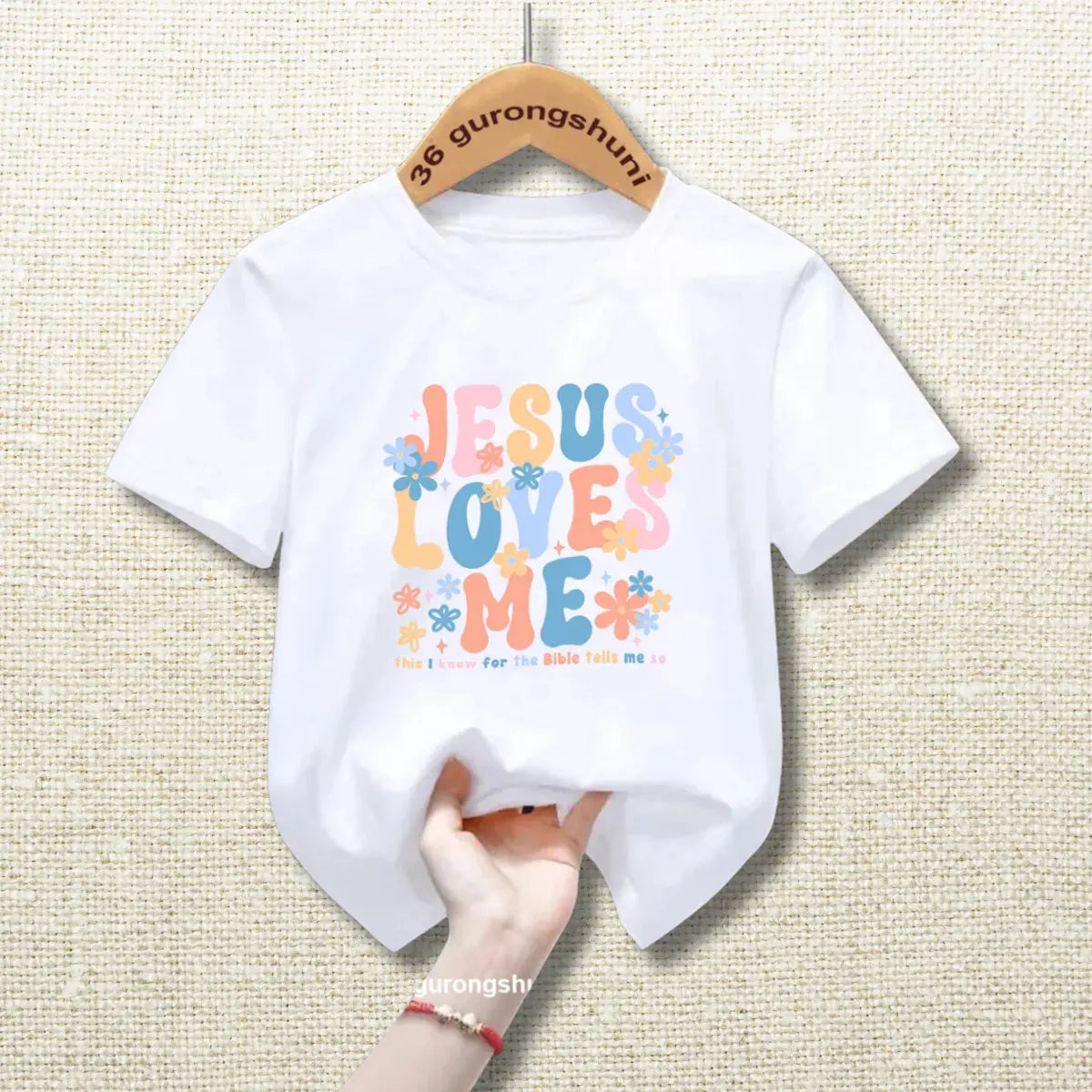Camiseta Infantil Unissex Jesus Loves Me