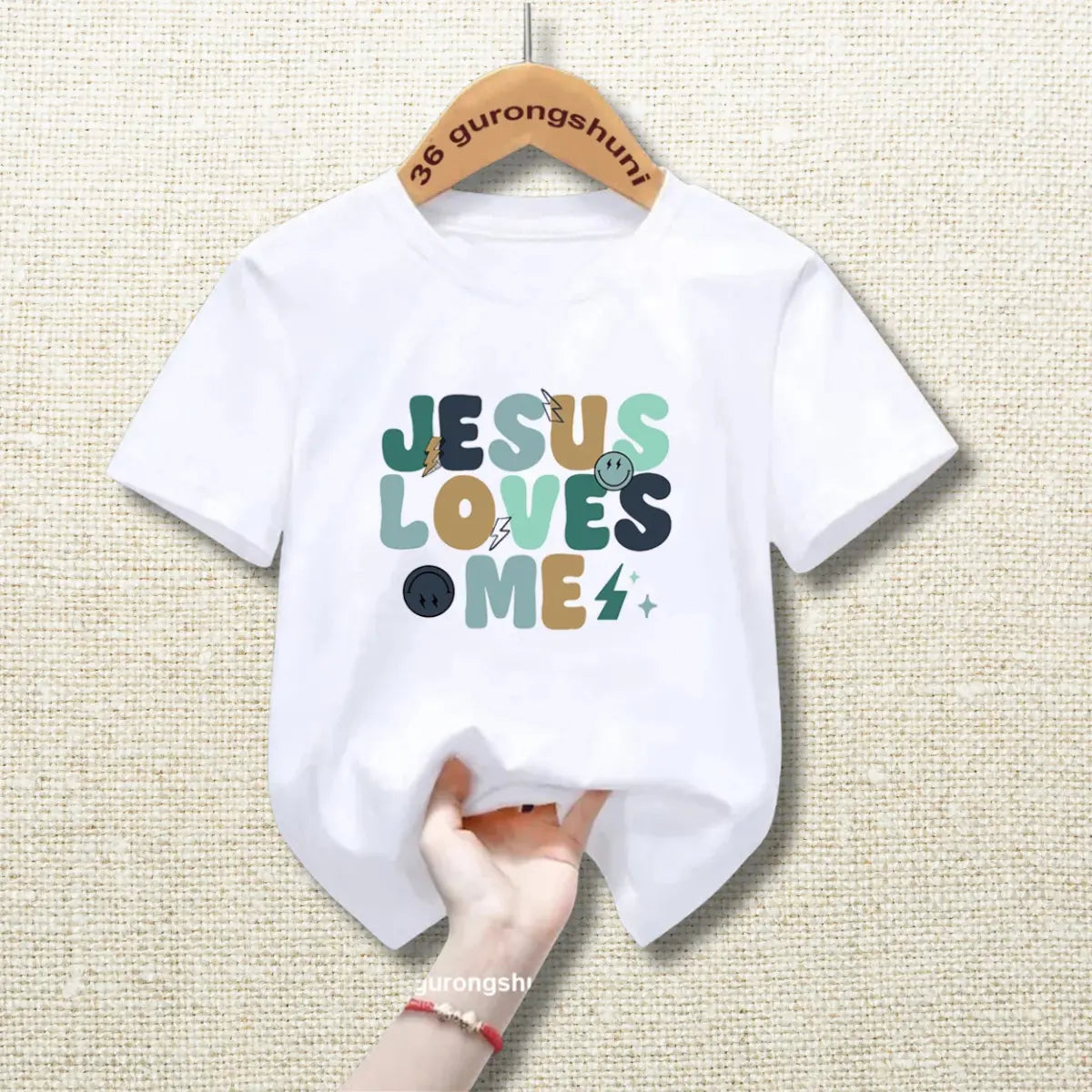 Camiseta Infantil Unissex Jesus Loves Me