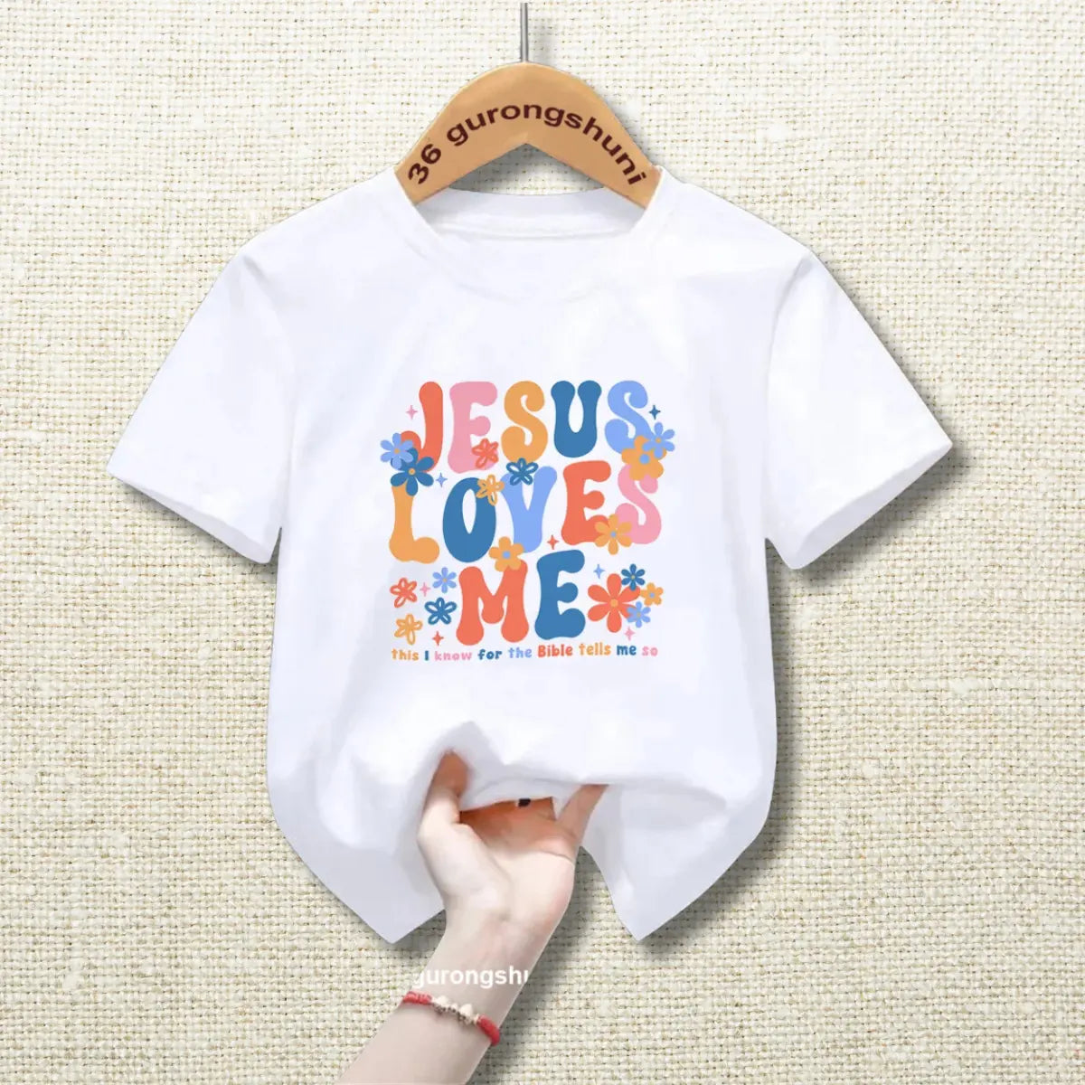 Camiseta Infantil Unissex Jesus Loves Me