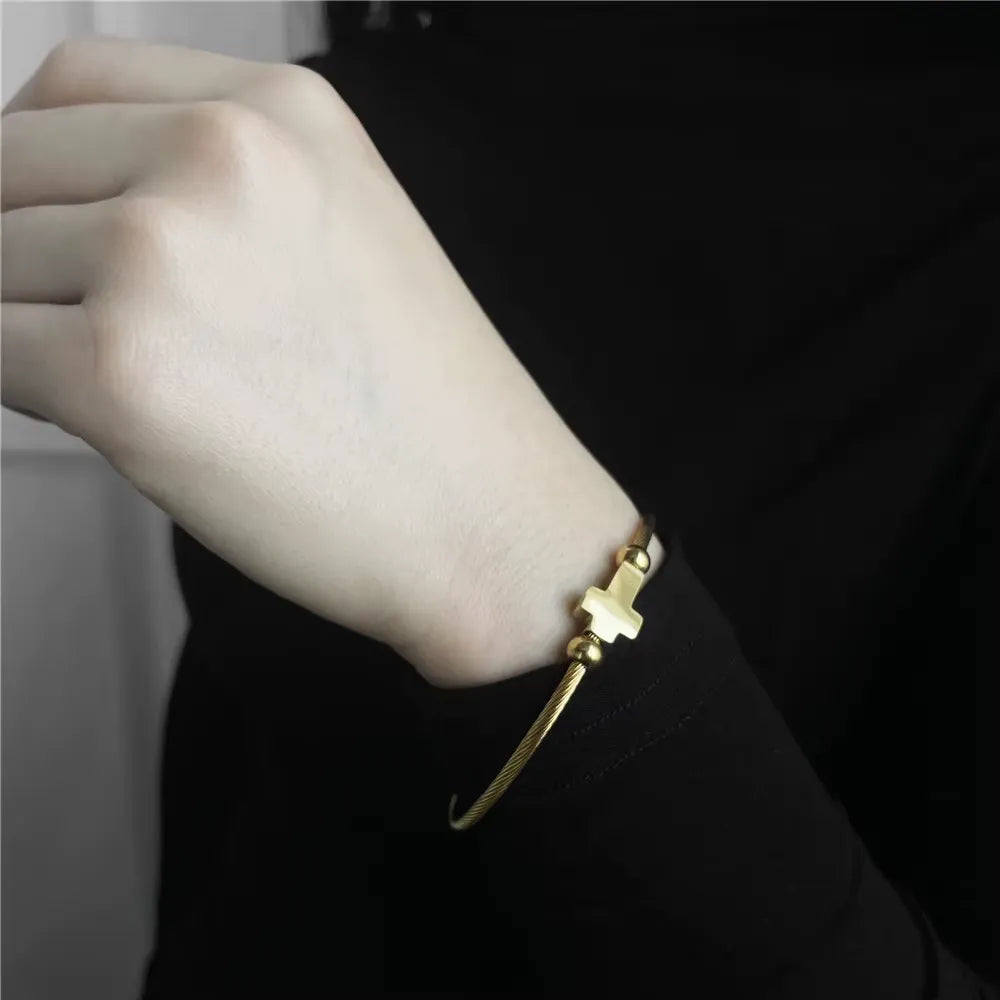 Pulseira Feminina de Aço Inoxidável com Cruz