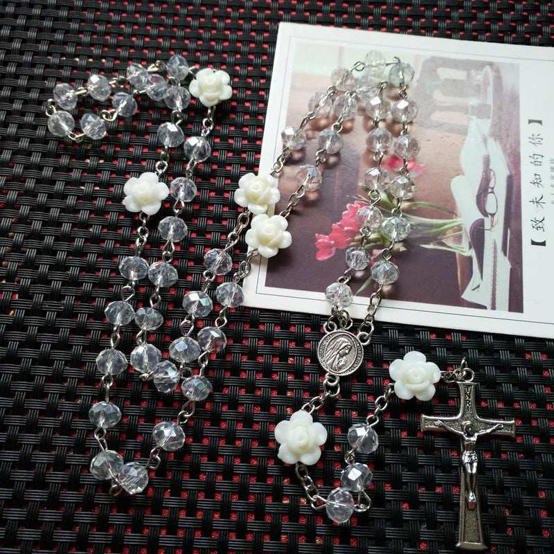 Colar Terço com Contas de Cristal e Rosas