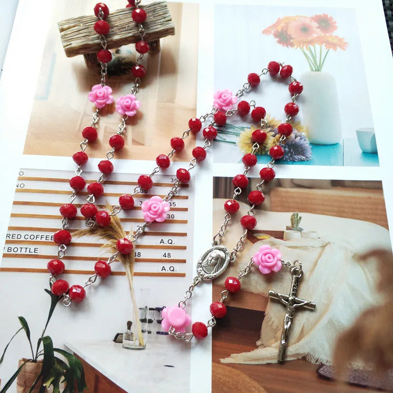 Colar Terço com Contas de Cristal e Rosas