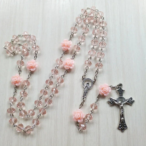 Colar Terço com Contas de Cristal e Rosas