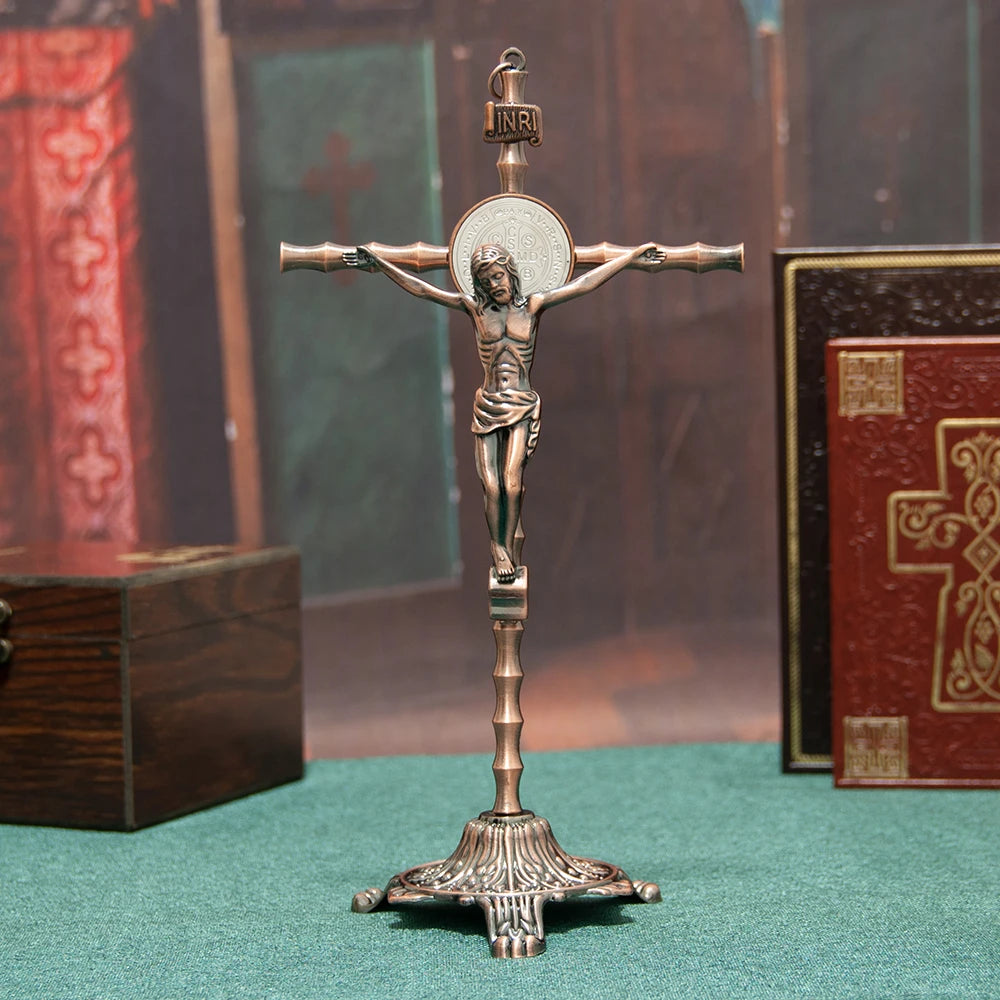 Crucifixo Católico Banhado a Ouro com Medalha de São Bento 27 cm - Estátua de Jesus
