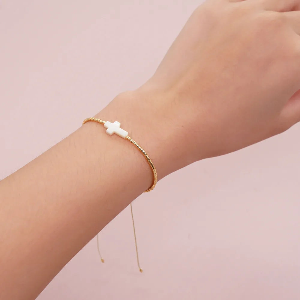 Pulseira Delicada Miyuki com Cruz para Mulheres