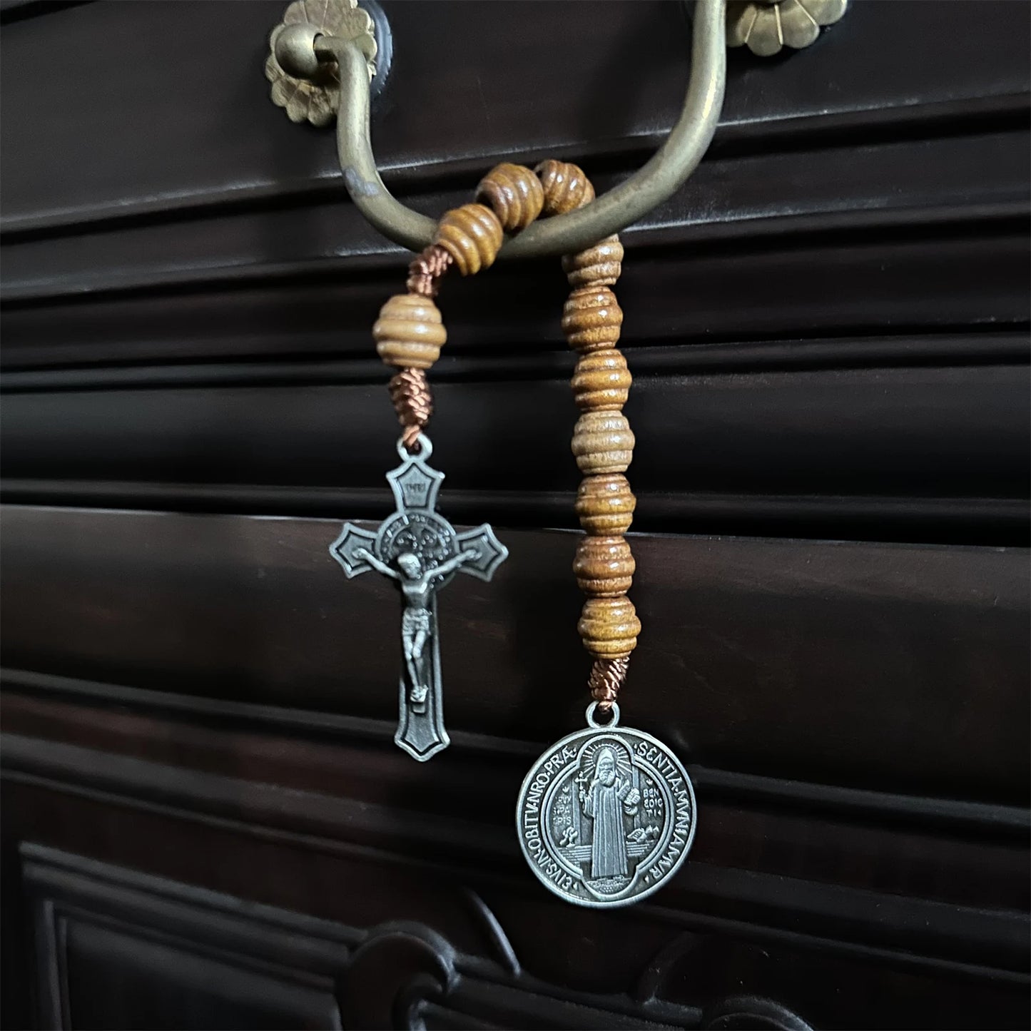 Dezena com Contas de Madeira com Medalha de São Bento e Crucifixo