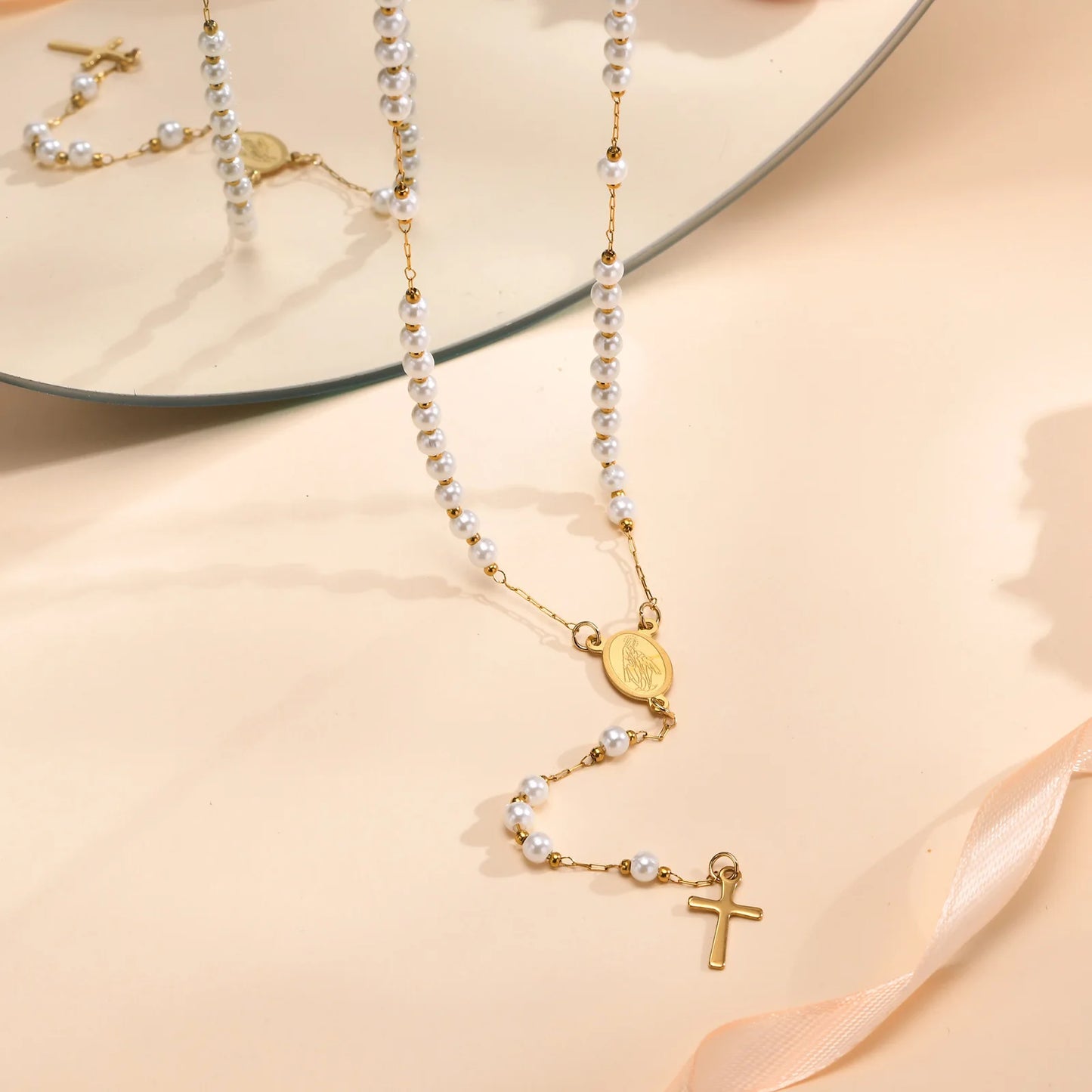 Colar Terço Nossa Senhora das Graças com Pingente de Cruz Banhado a Ouro