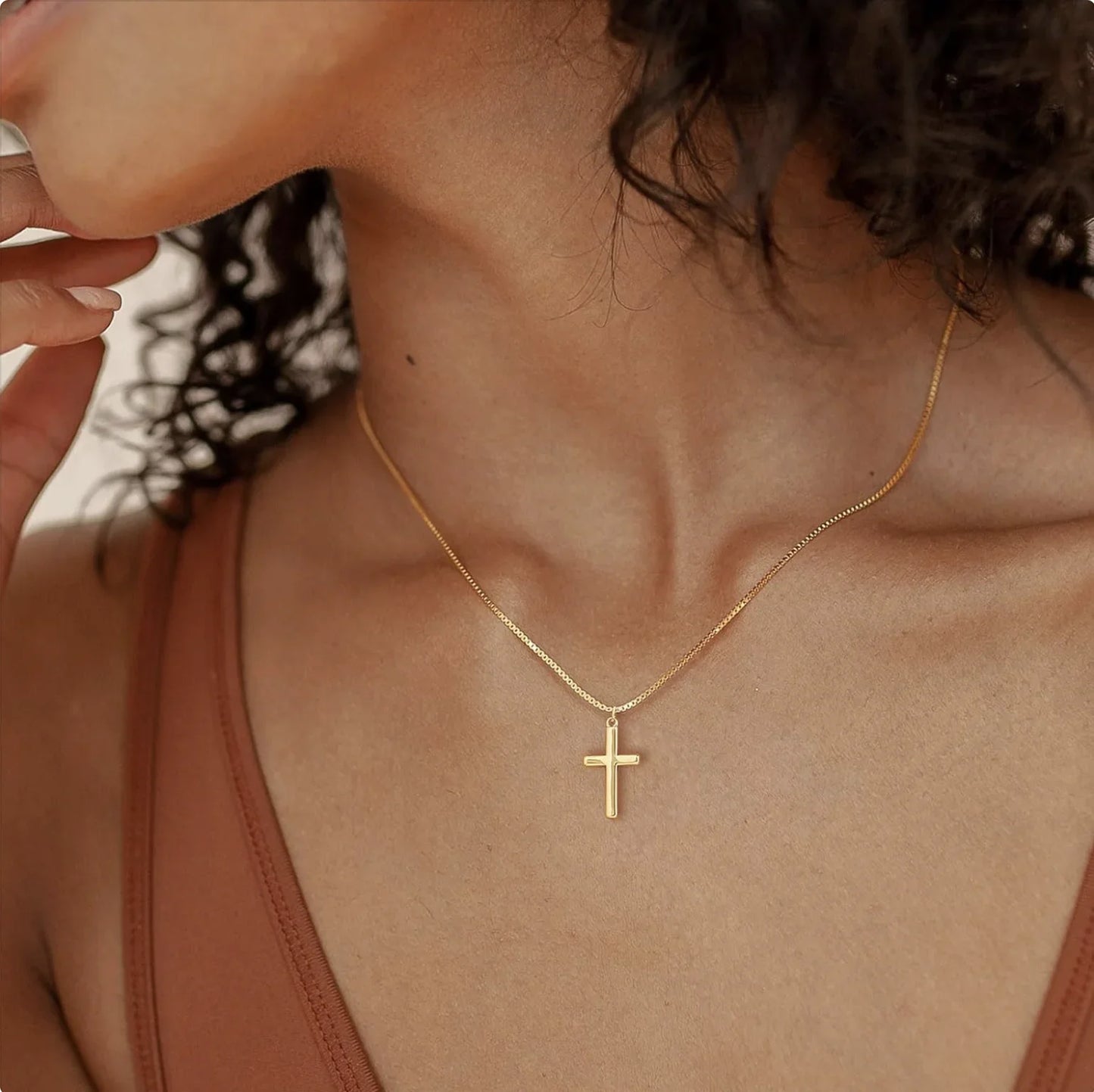 Colar Feminino Cruz Dourada Elegance