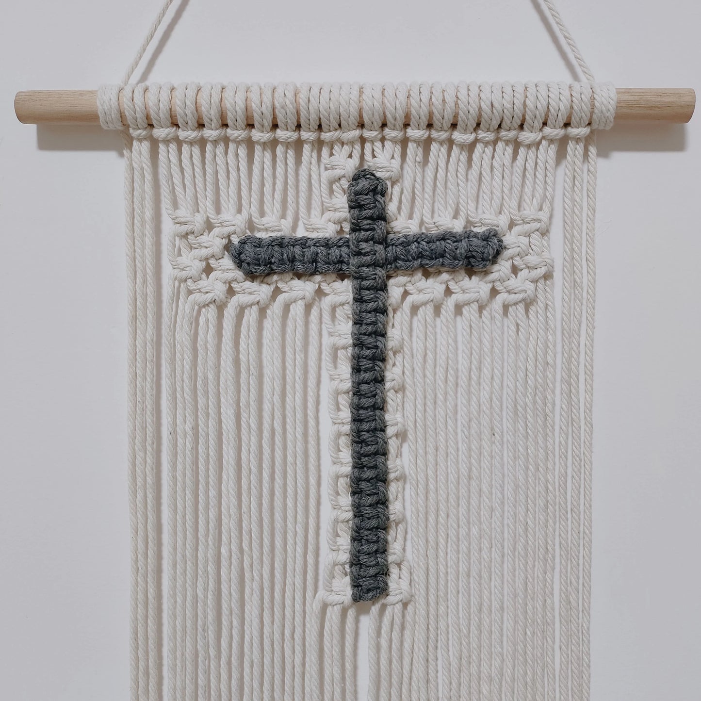 Macramê Cristã com Cruz - Decoração de Parede