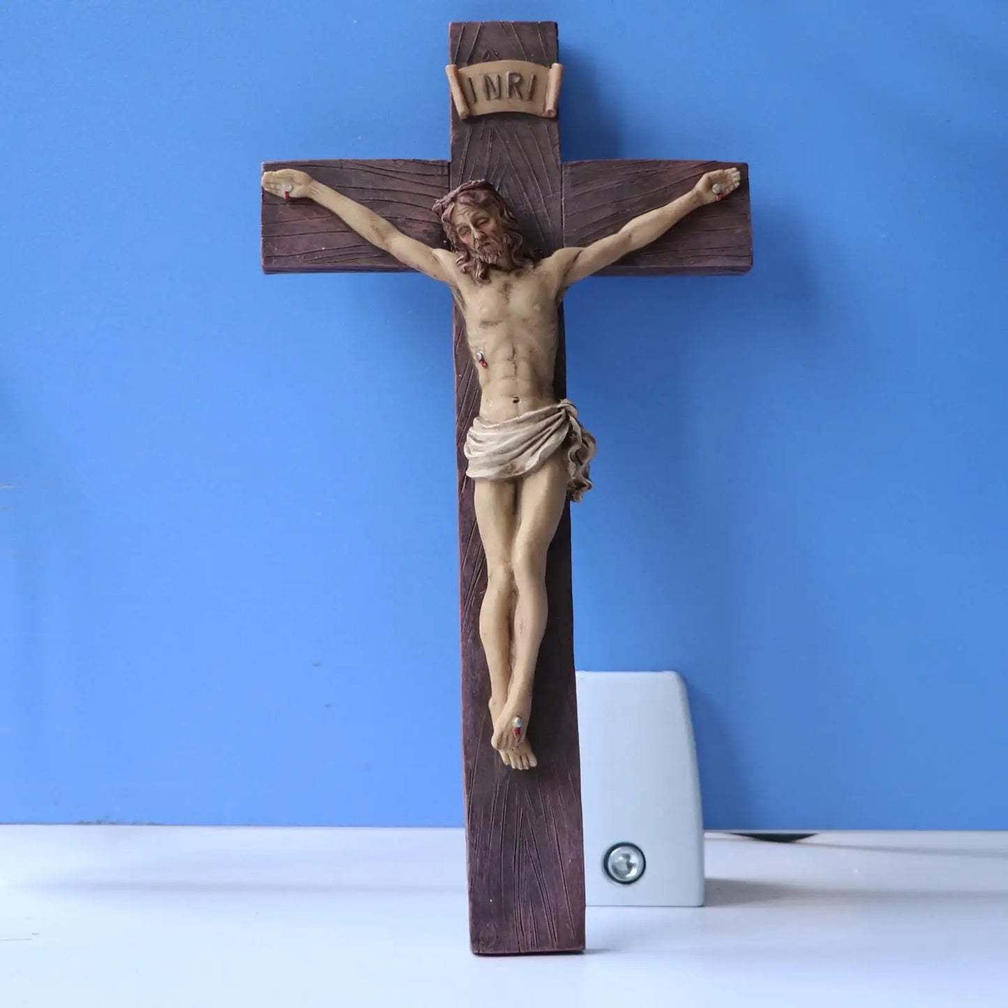 Crucifixo de Resina Jesus - Decoração Católica Elegante
