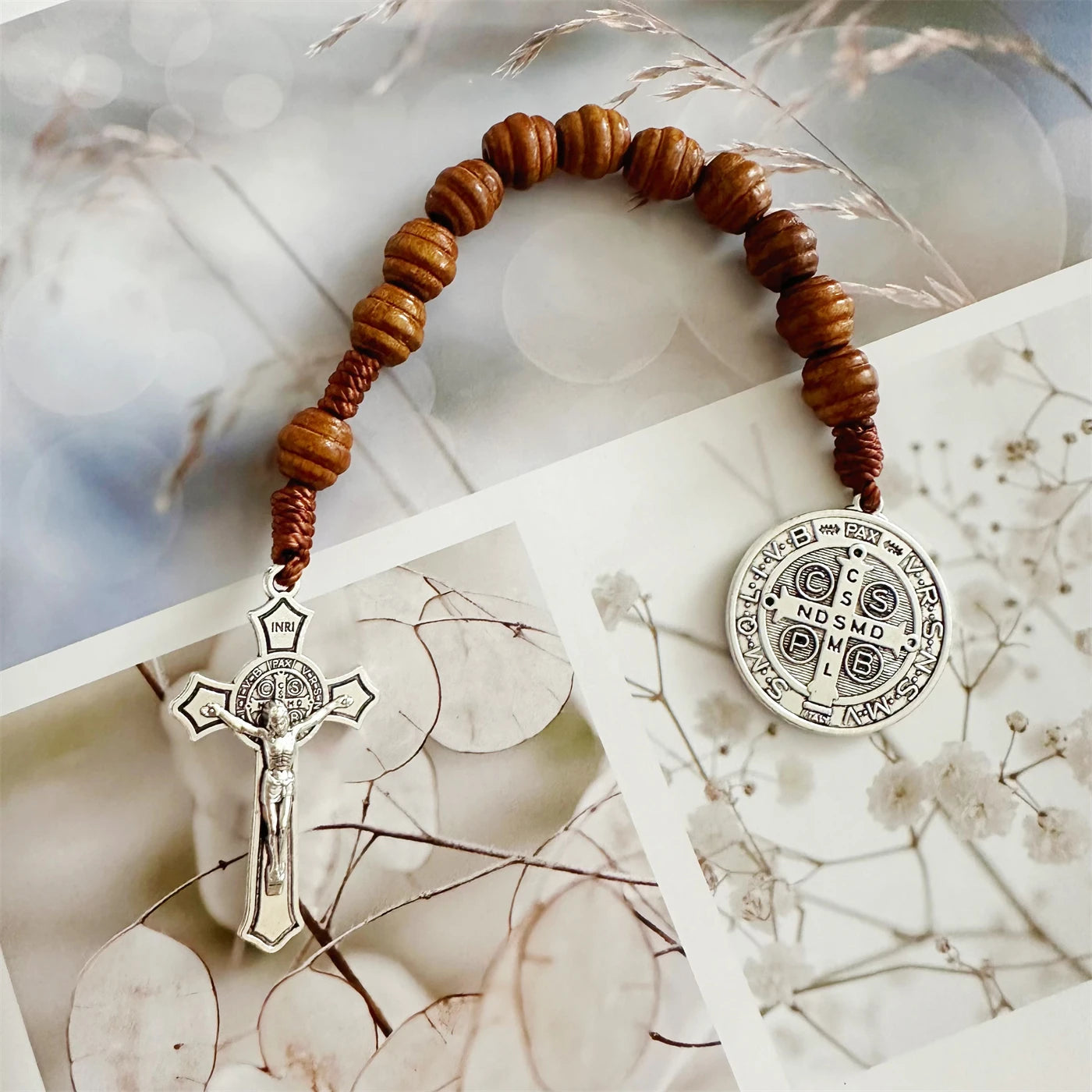 Dezena com Contas de Madeira com Medalha de São Bento e Crucifixo