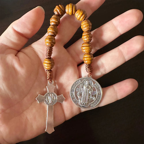 Dezena com Contas de Madeira com Medalha de São Bento e Crucifixo