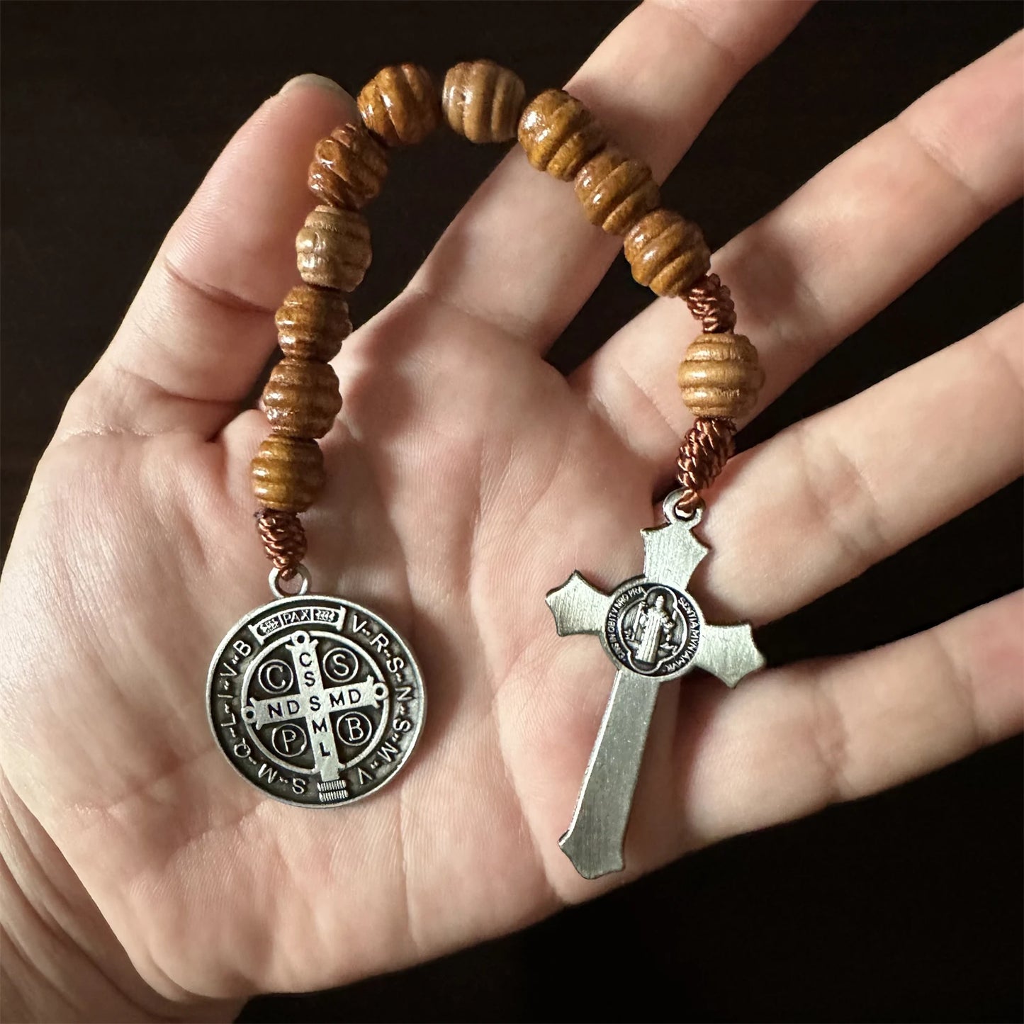 Dezena com Contas de Madeira com Medalha de São Bento e Crucifixo