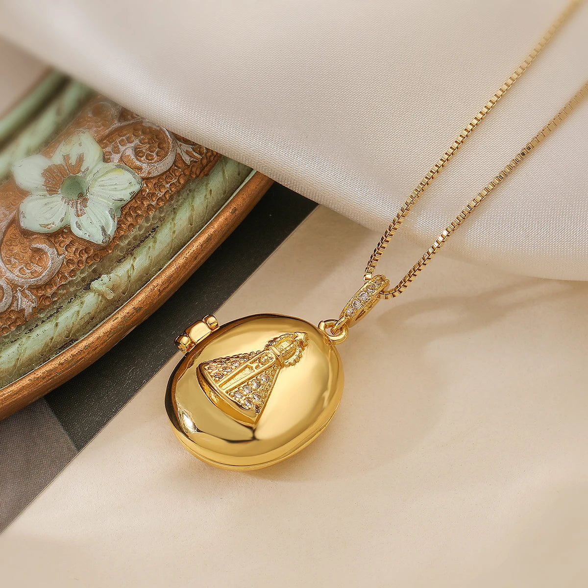 Colar Feminino com Pingente de Nossa Senhora - Elegância e Fé
