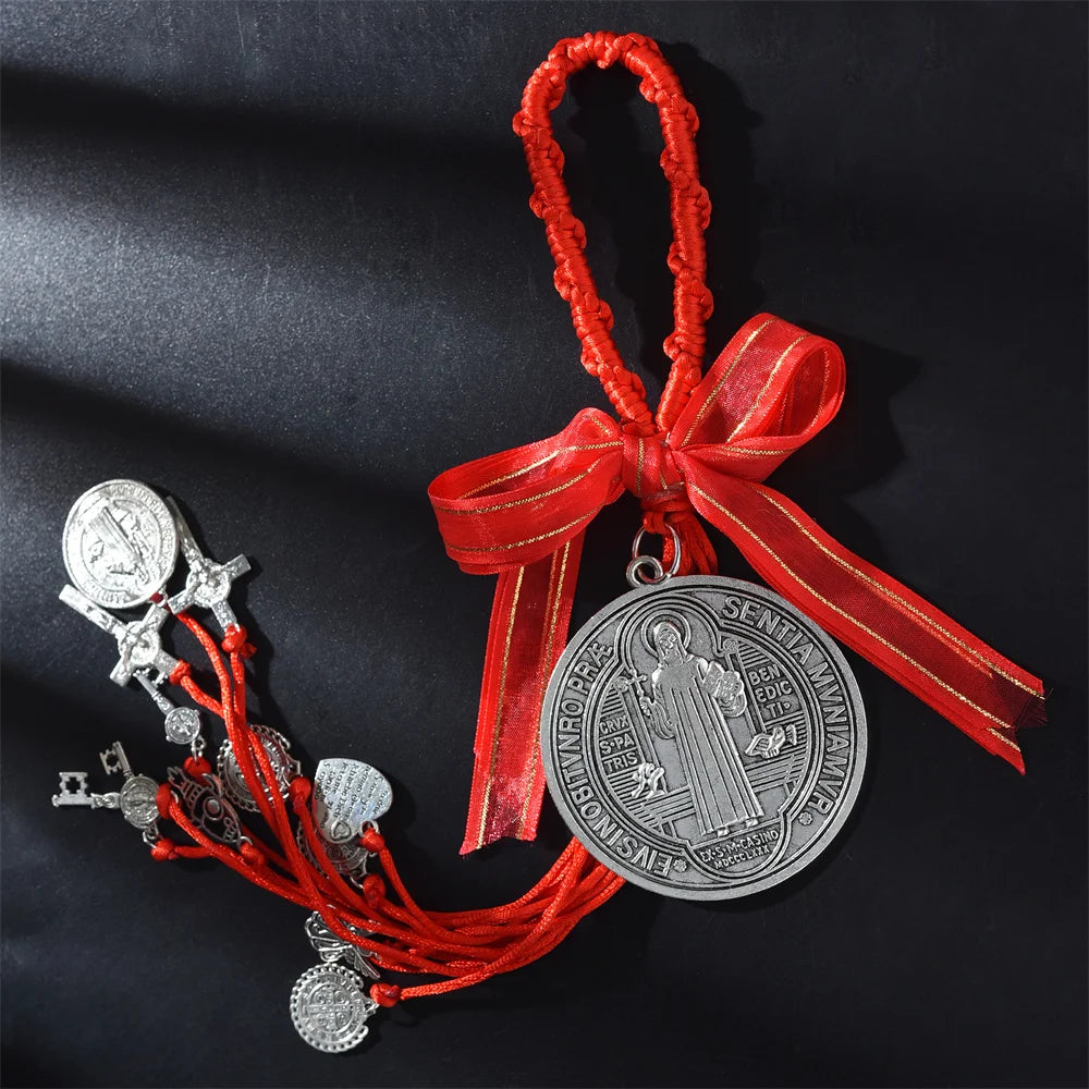 Ornamento para Porta Medalha de São Bento – Um Símbolo de Fé e Paz para o Seu Lar