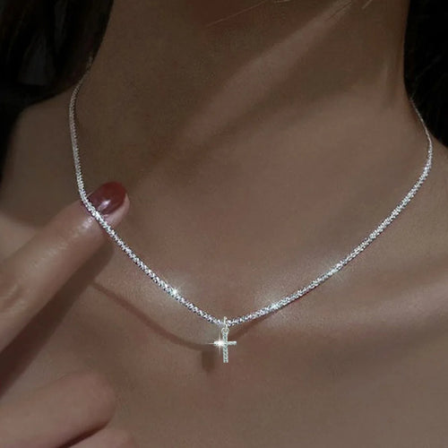 Colar Cruz Brilhante Banhado a Prata - Elegância e Fé