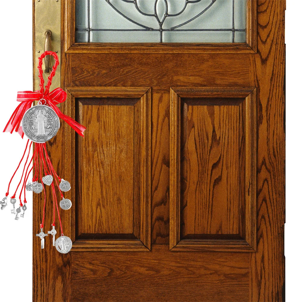 Ornamento para Porta Medalha de São Bento – Um Símbolo de Fé e Paz para o Seu Lar