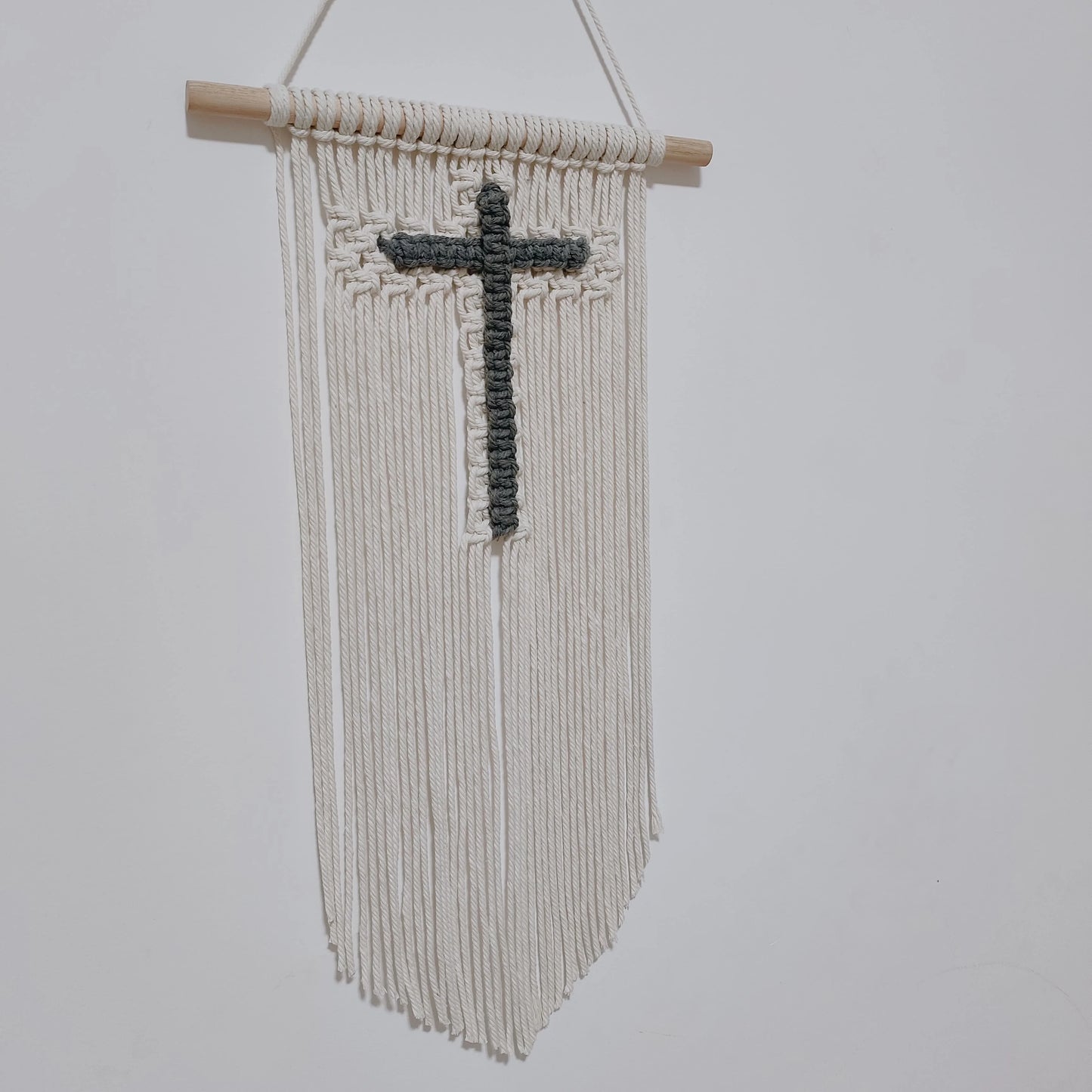 Macramê Cristã com Cruz - Decoração de Parede