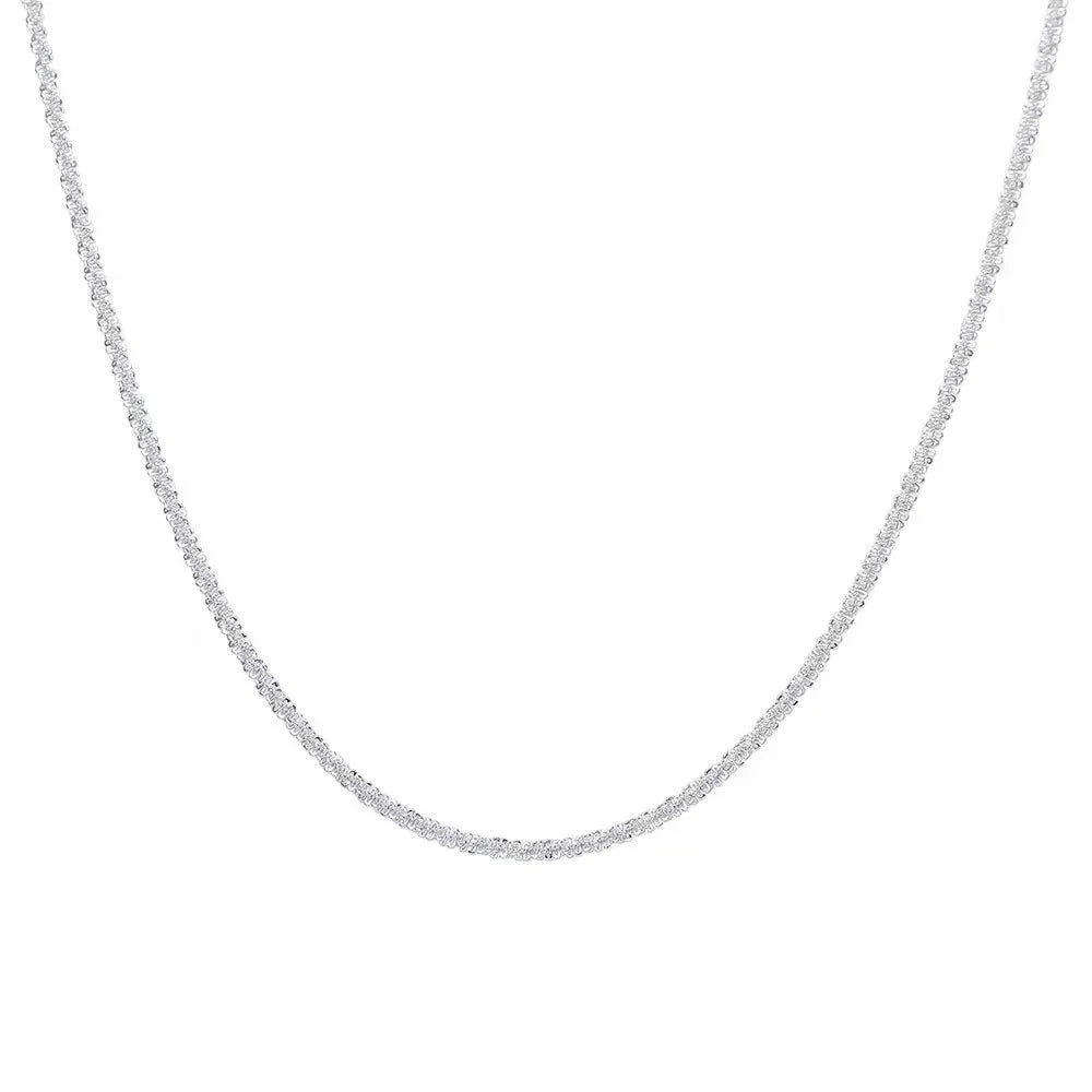 Colar Cruz Brilhante Banhado a Prata - Elegância e Fé
