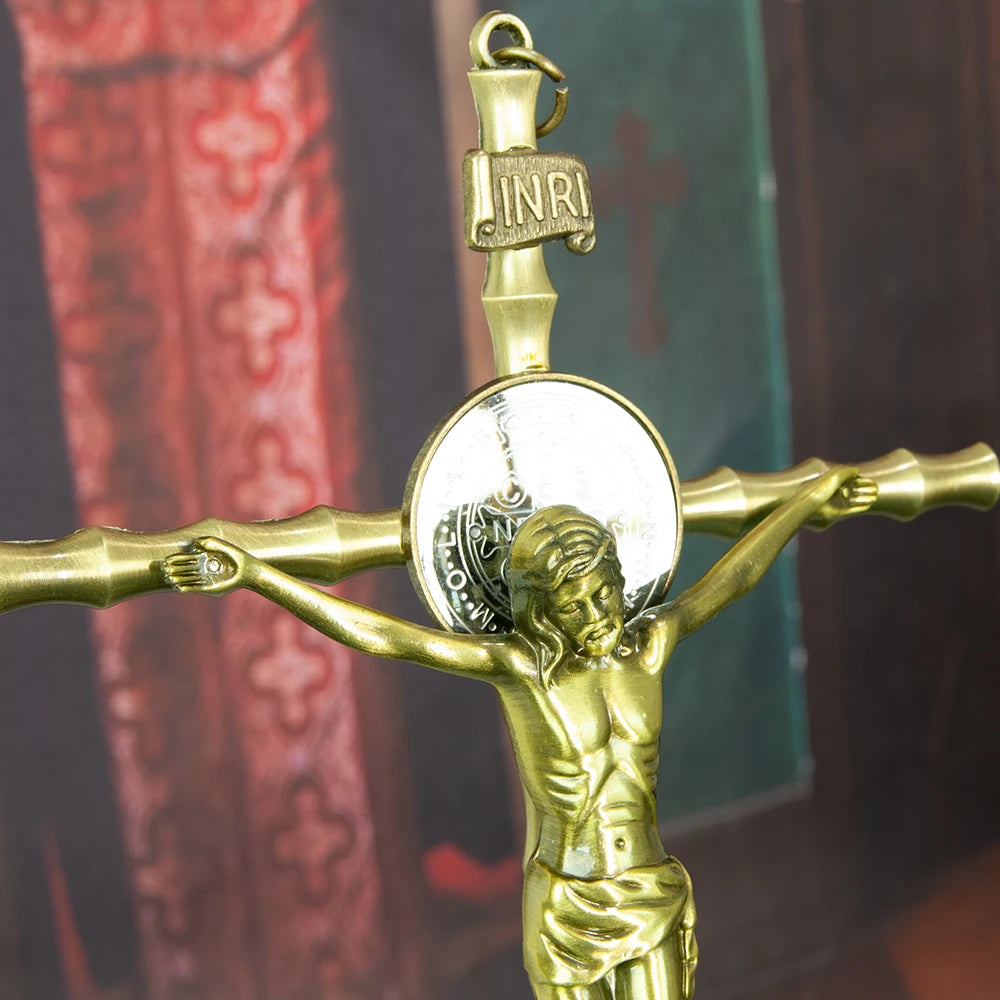 Crucifixo Católico Banhado a Ouro com Medalha de São Bento 27 cm - Estátua de Jesus