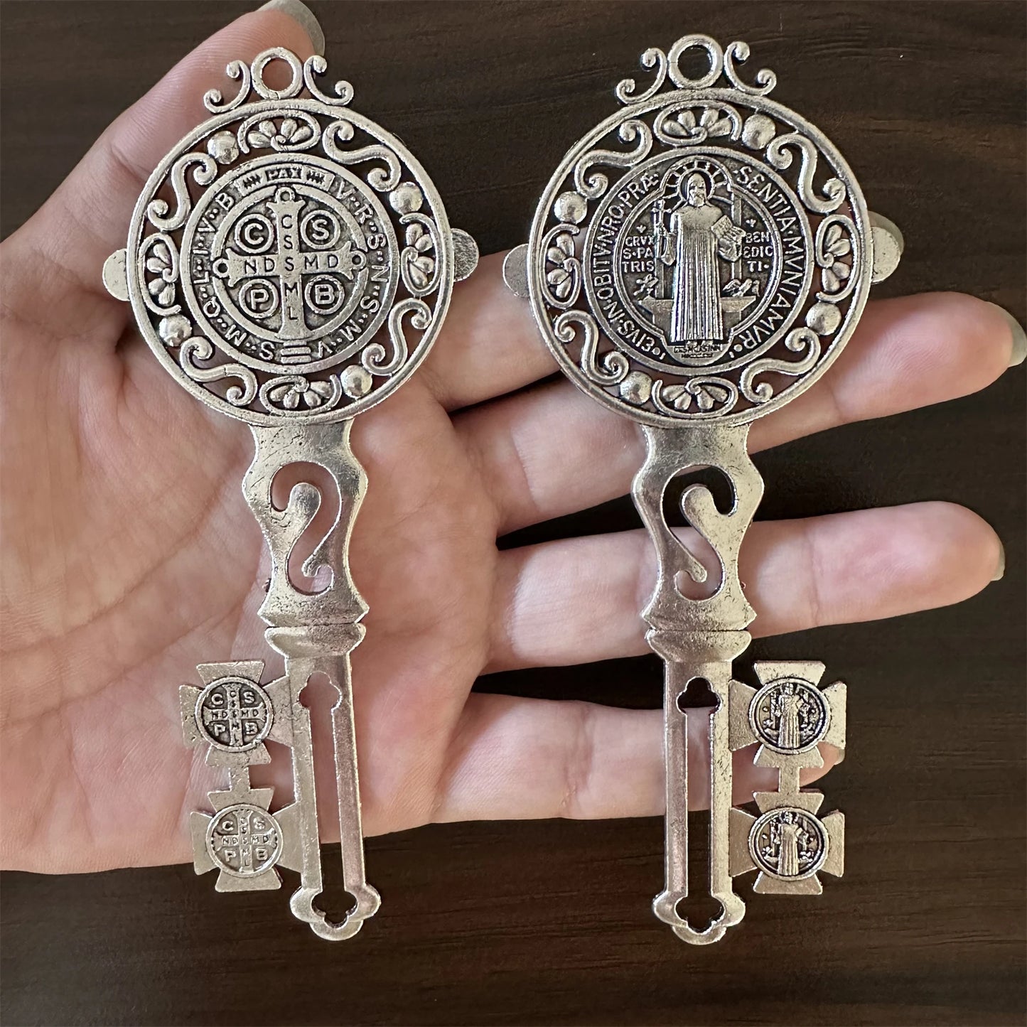 Chave Dupla Face São Bento 12cm – Elegância e Tradição