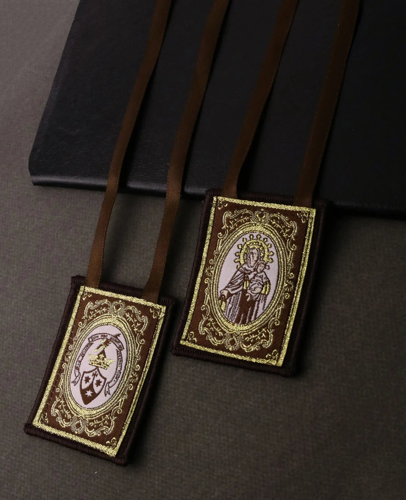 Escapulário de Pano Tradicional com Imagem de Nossa Senhora do Carmo e Escudo Carmelita
