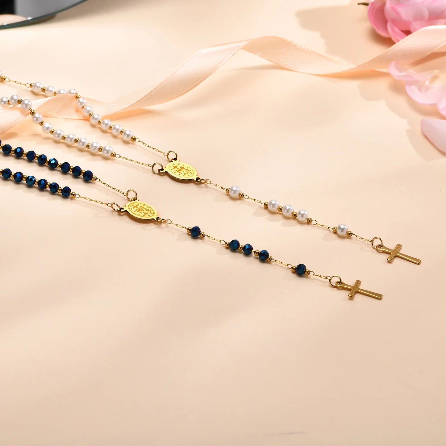Colar Terço Nossa Senhora das Graças com Pingente de Cruz Banhado a Ouro