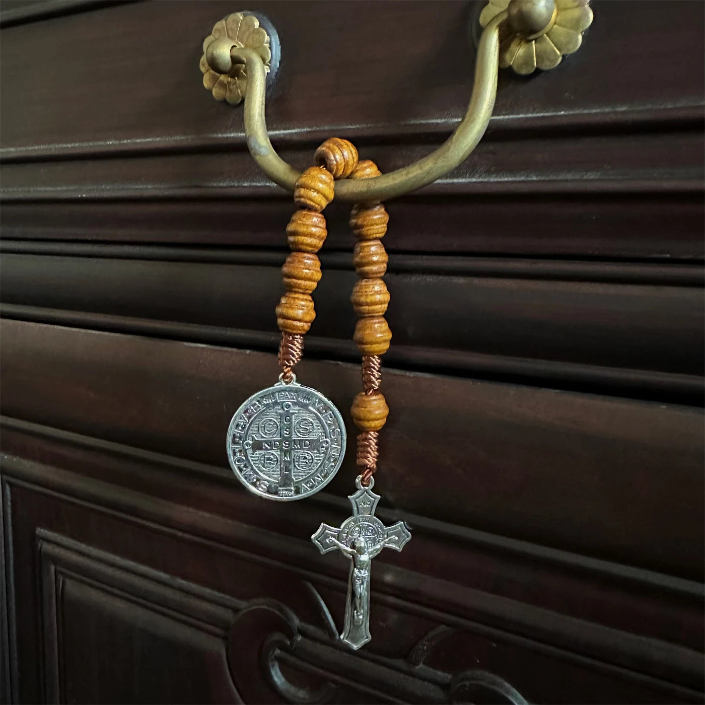Dezena com Contas de Madeira com Medalha de São Bento e Crucifixo
