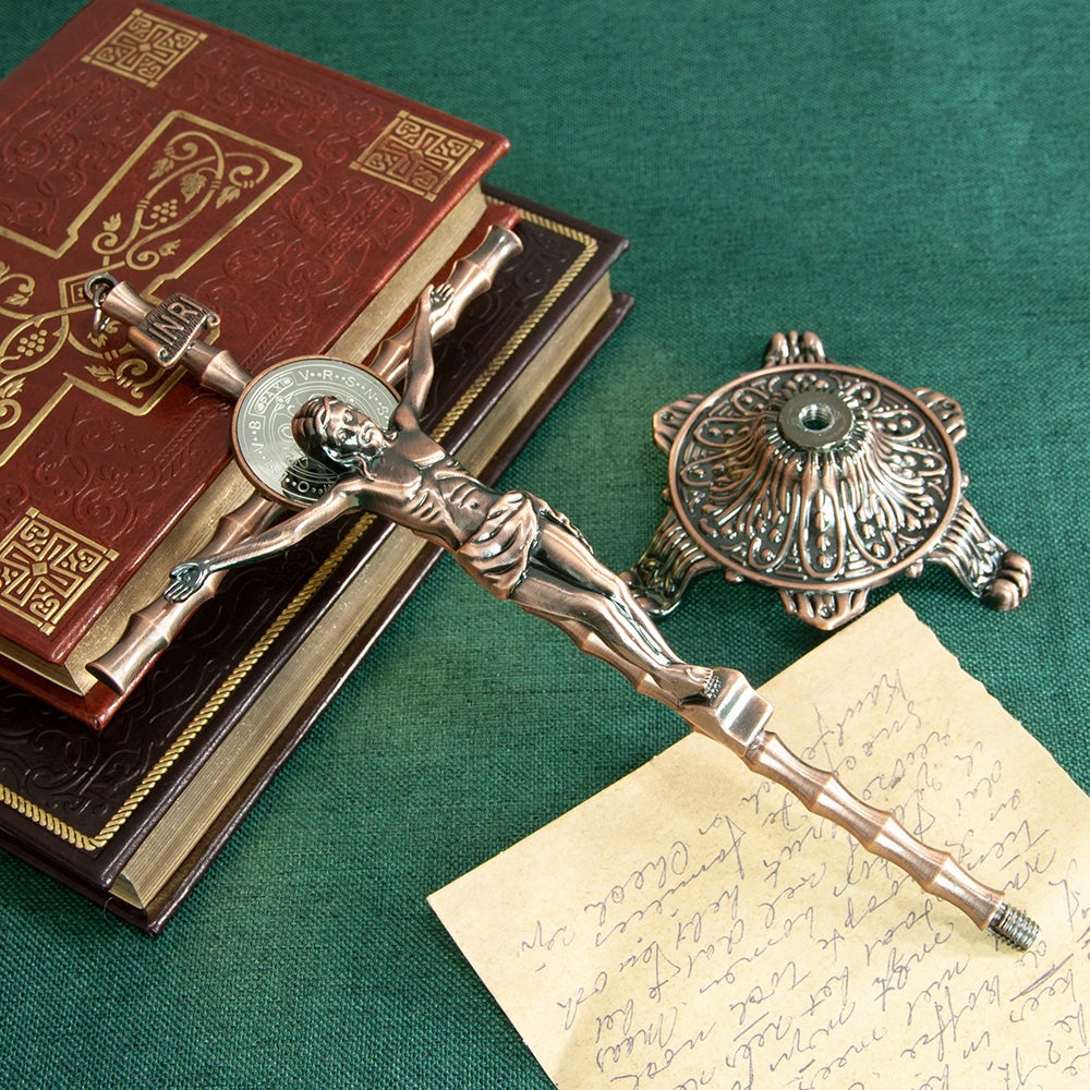 Crucifixo Católico Banhado a Ouro com Medalha de São Bento 27 cm - Estátua de Jesus