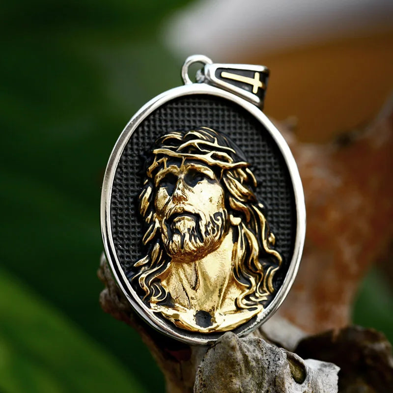 Pingente Masculino Oval Jesus Cristo em Aço Inoxidável – Prata e Dourado
