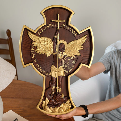 Escultura Cruz de São Miguel Arcanjo em Madeira – Devoção e Arte Sacra em Cada Detalhe