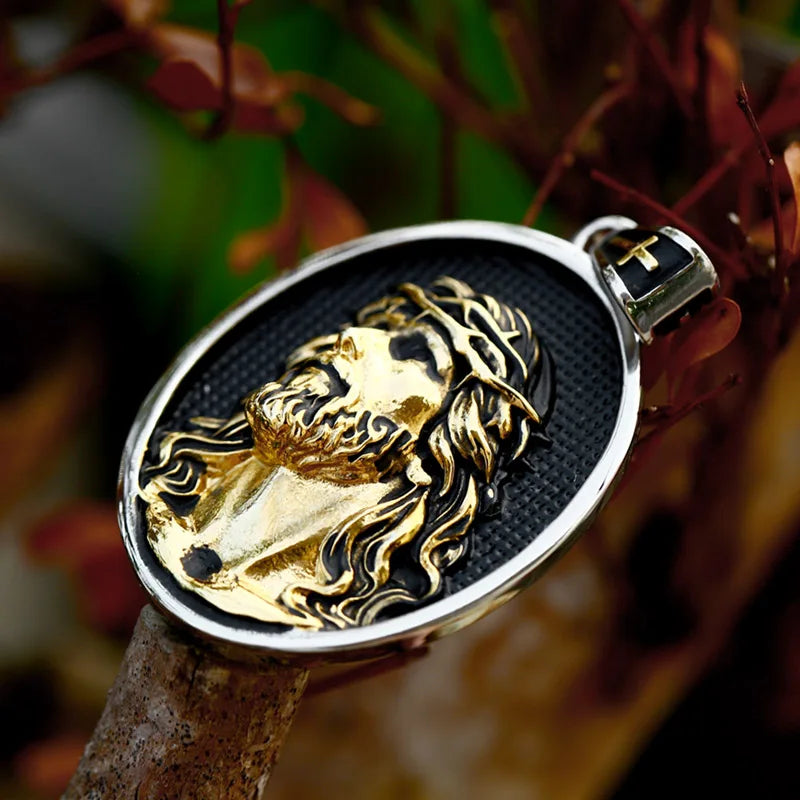 Pingente Masculino Oval Jesus Cristo em Aço Inoxidável – Prata e Dourado
