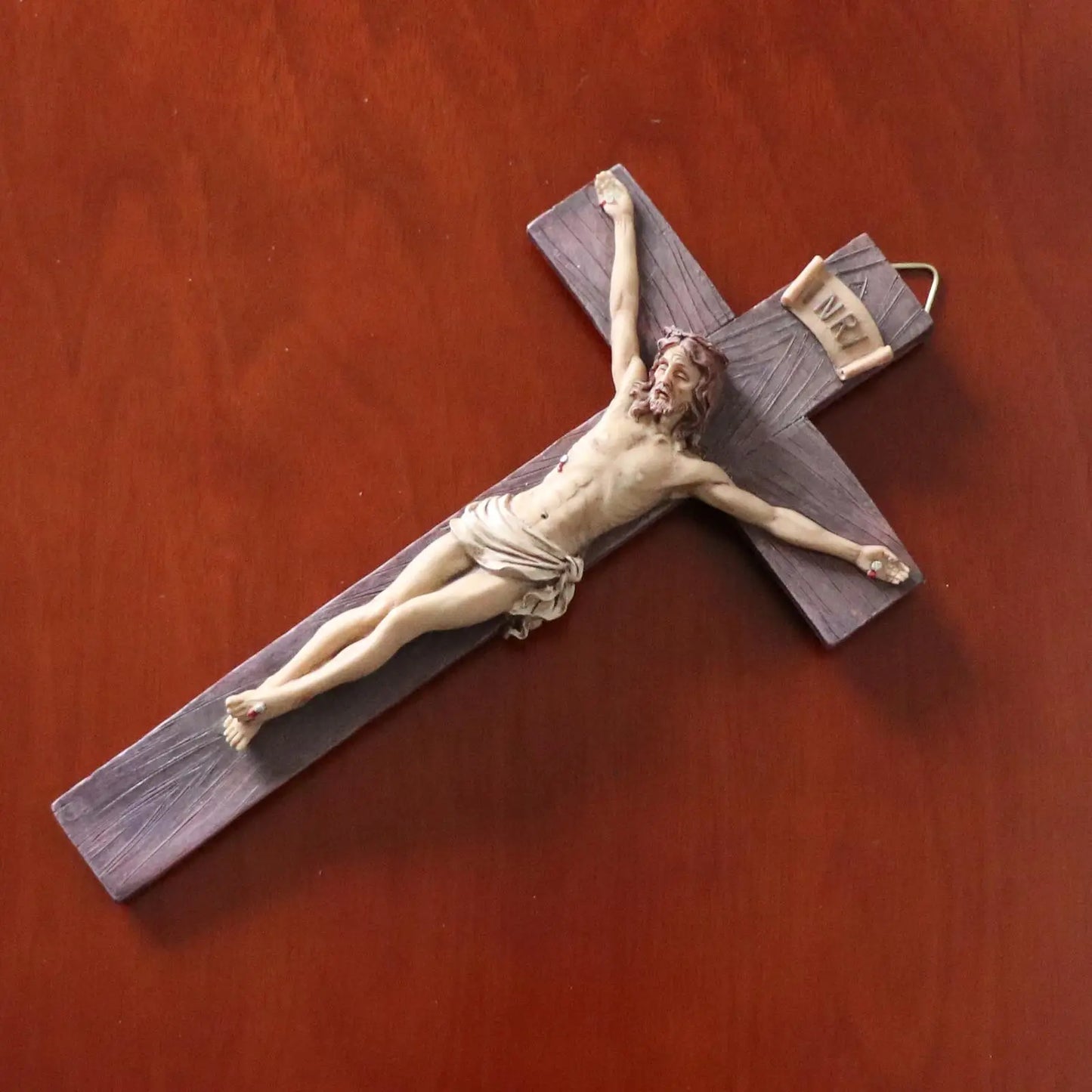 Crucifixo de Resina Jesus - Decoração Católica Elegante