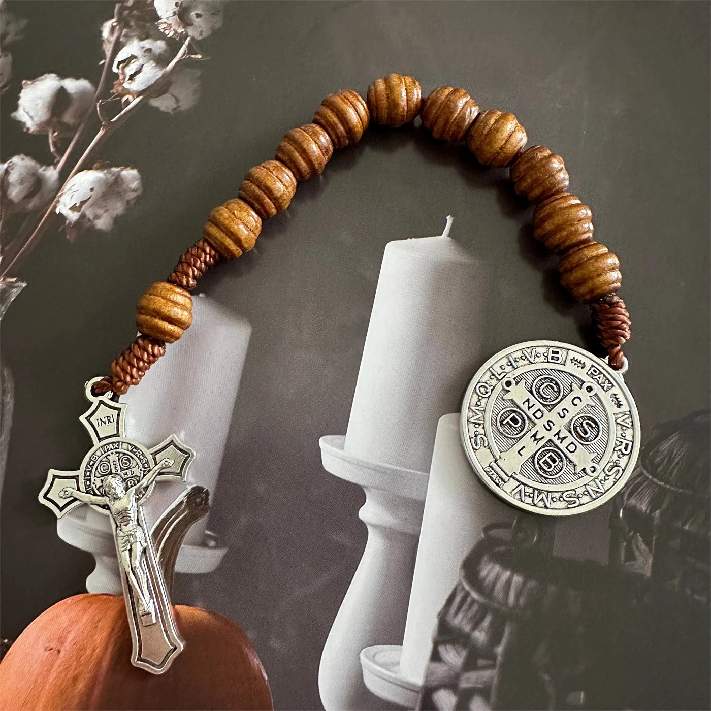 Dezena com Contas de Madeira com Medalha de São Bento e Crucifixo