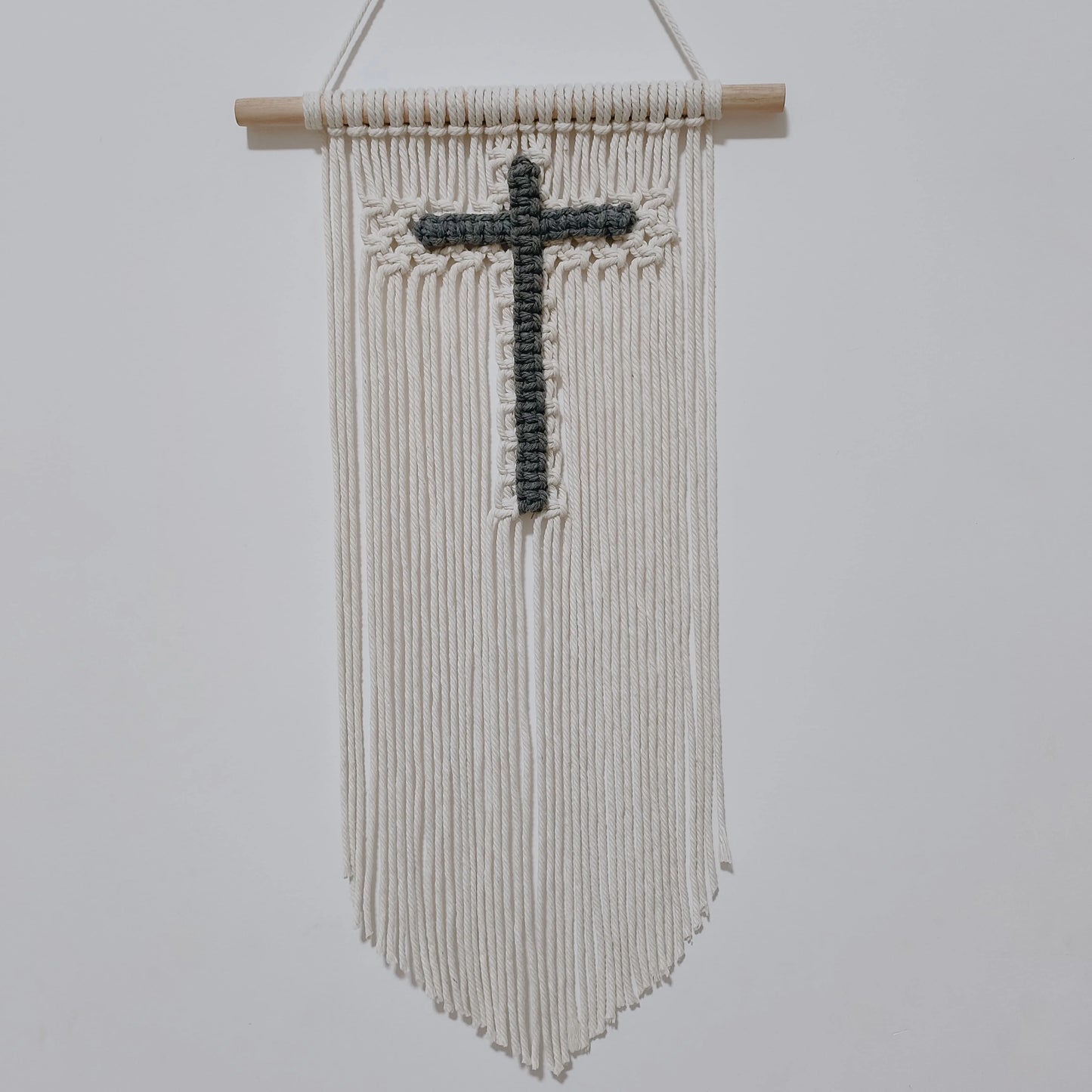 Macramê Cristã com Cruz - Decoração de Parede