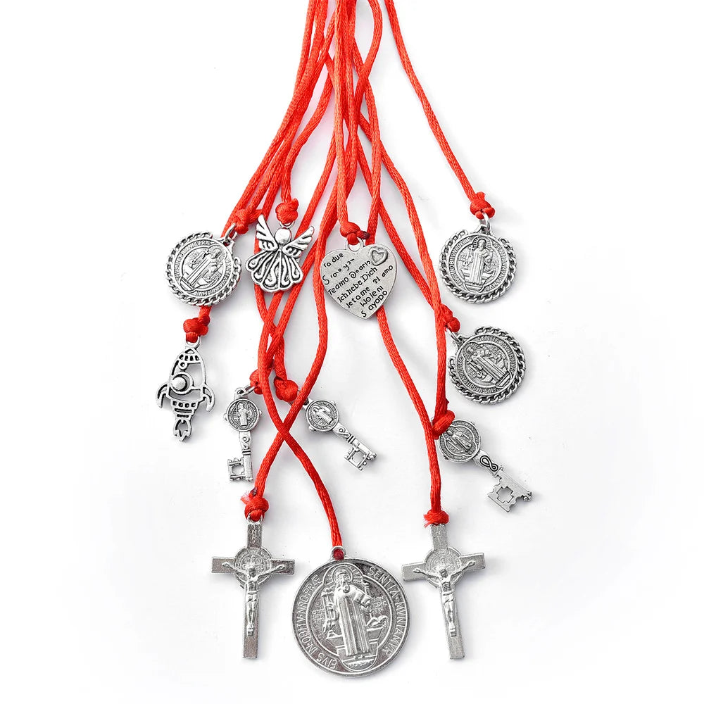 Ornamento para Porta Medalha de São Bento – Um Símbolo de Fé e Paz para o Seu Lar