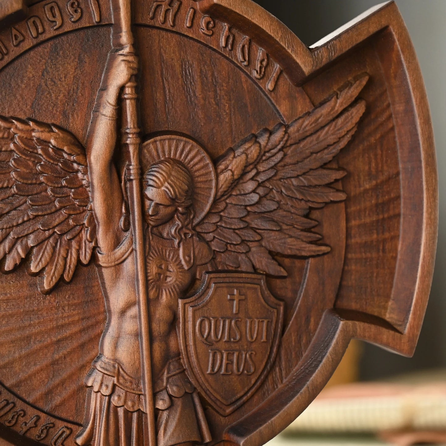 Escultura Cruz de São Miguel Arcanjo em Madeira – Devoção e Arte Sacra em Cada Detalhe