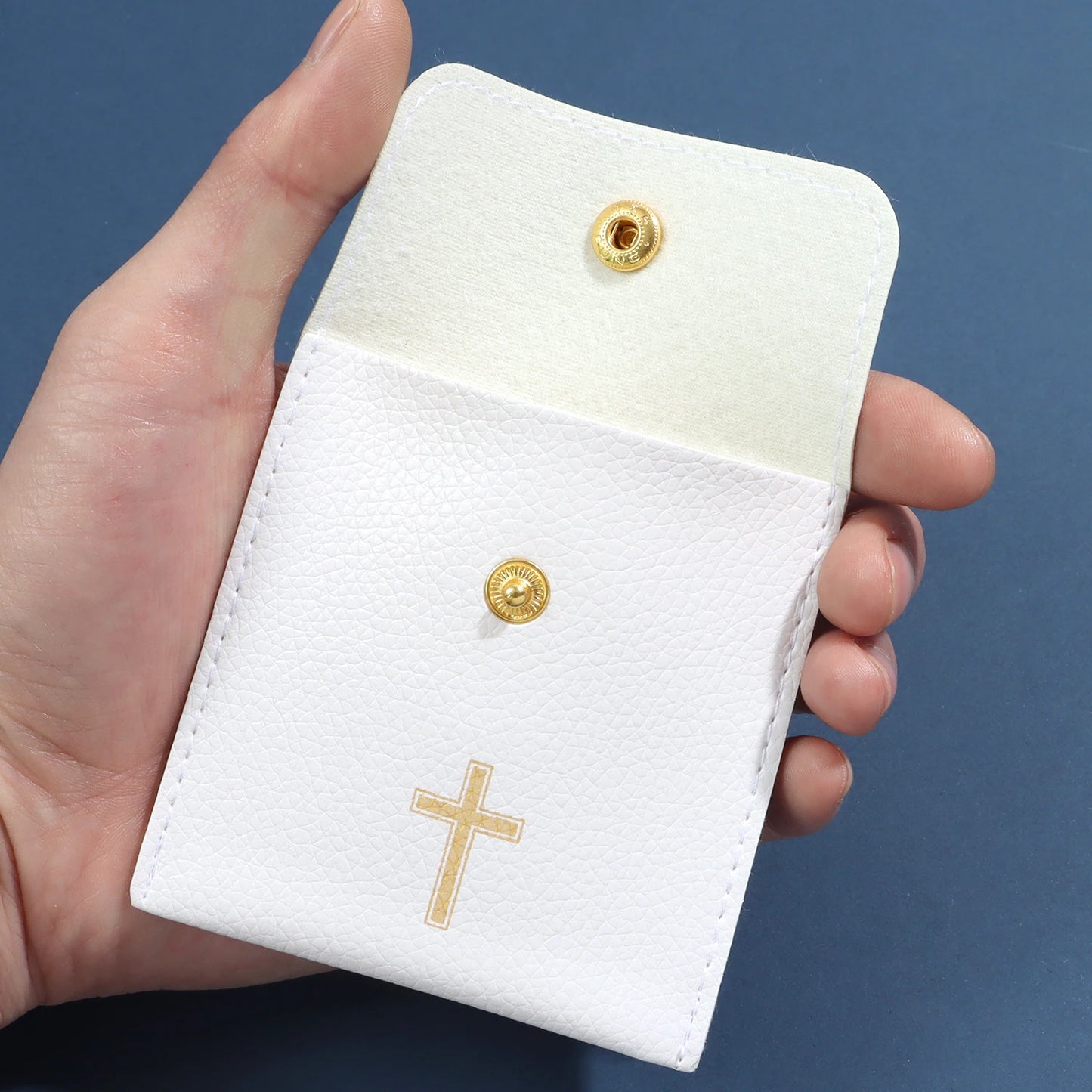 Bolsa Porta Terço em Couro com Cruz Dourada