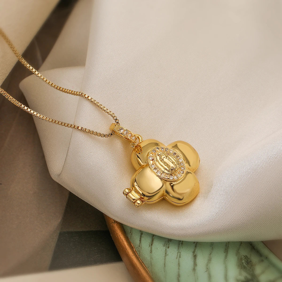Colar Feminino com Pingente de Nossa Senhora - Elegância e Fé