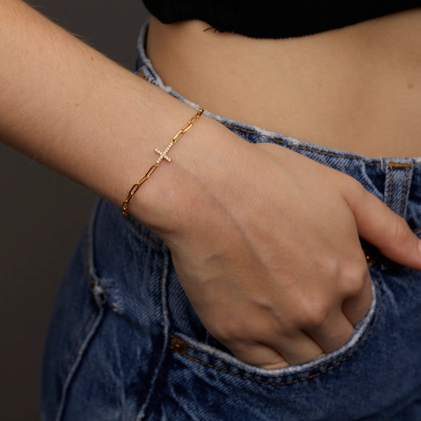 Pulseira Cruz com Strass Banhada a Ouro