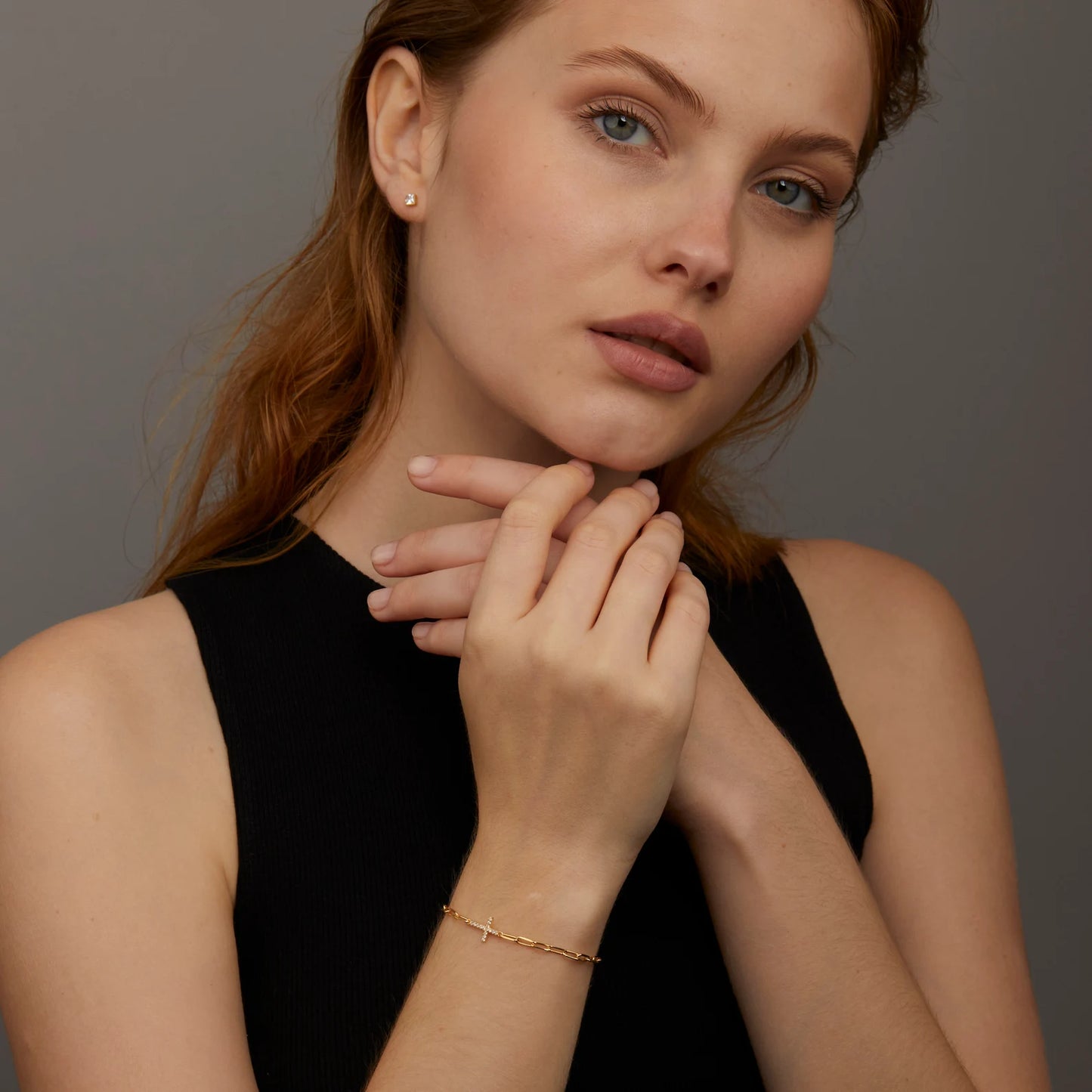 Pulseira Cruz com Strass Banhada a Ouro