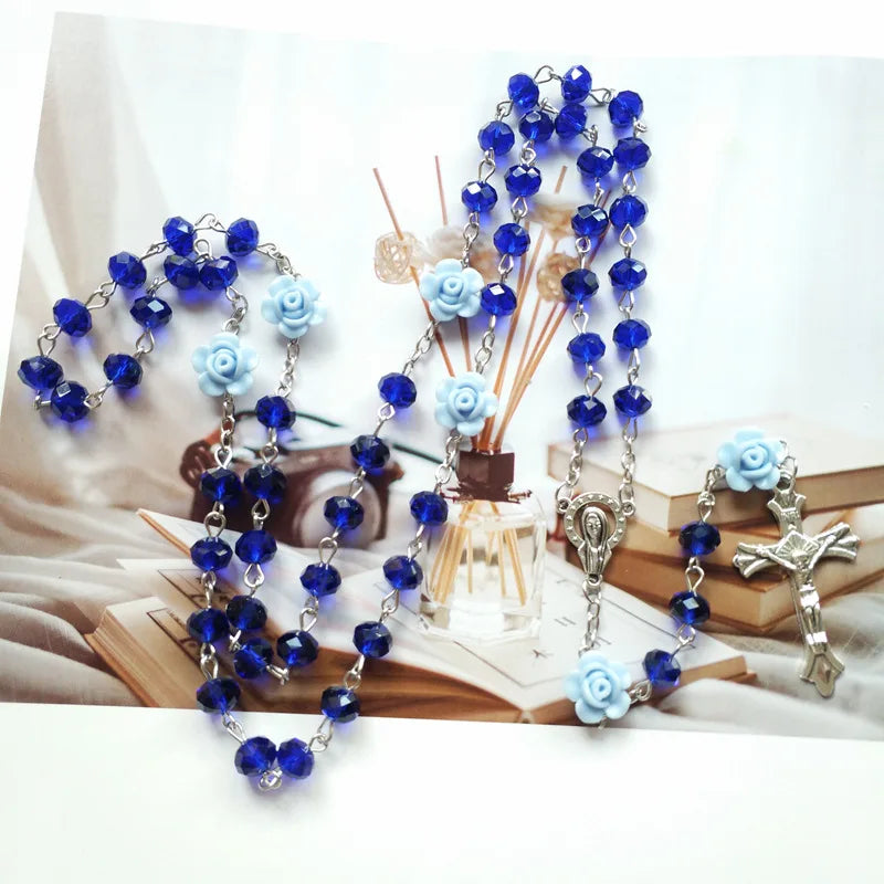 Colar Terço com Contas de Cristal e Rosas