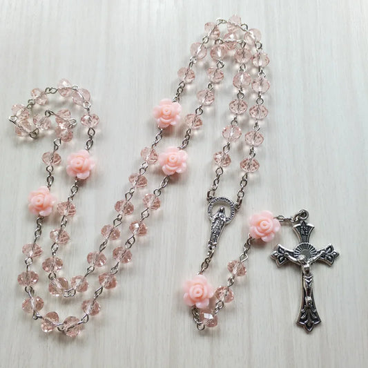 Colar Terço com Contas de Cristal e Rosas
