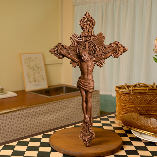 Cruz de São Bento em Madeira - Proteção e Fé