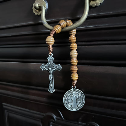 Dezena com Contas de Madeira com Medalha de São Bento e Crucifixo