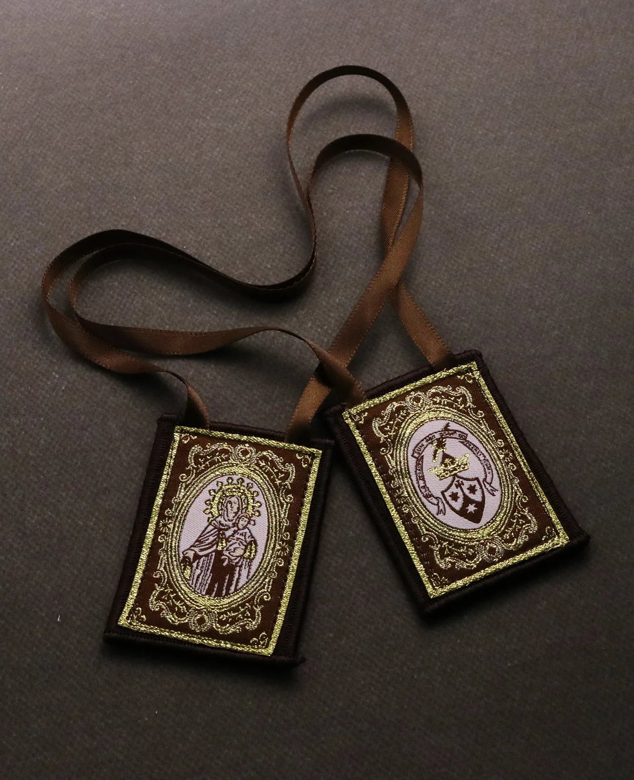 Escapulário de Pano Tradicional com Imagem de Nossa Senhora do Carmo e Escudo Carmelita