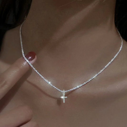 Colar Cruz Brilhante Banhado a Prata - Elegância e Fé